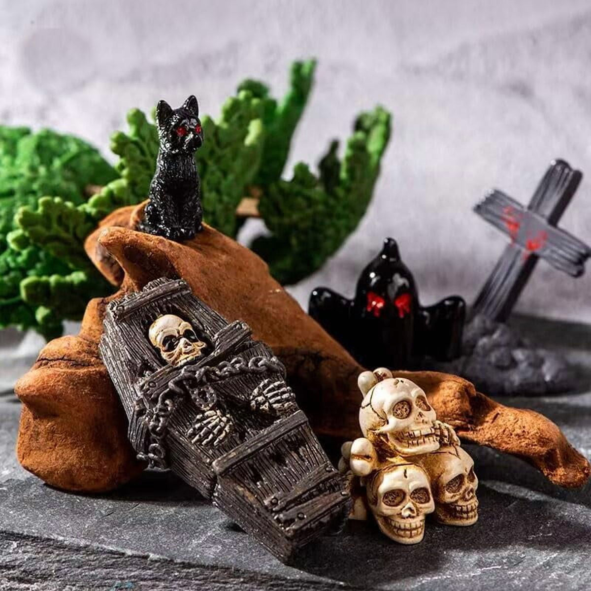 19pcs Halloween Mini Figurines, Creative Miniature Skull Heads Crow Tombstone Scene Ornaments Set, Halloween Village Collections Resin Crafts for Halloween Party Favors Tabletop Decor