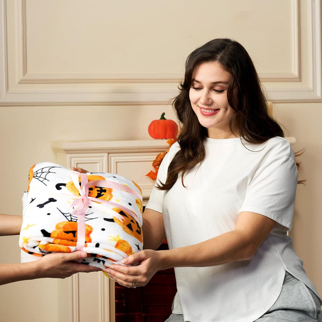 Pink Halloween Throw Blanket for Couch Fleece Halloween Decorations Throw Blankets Lightweight Soft Plush Big Throws and Blankets with Funny Ghost,30x40in