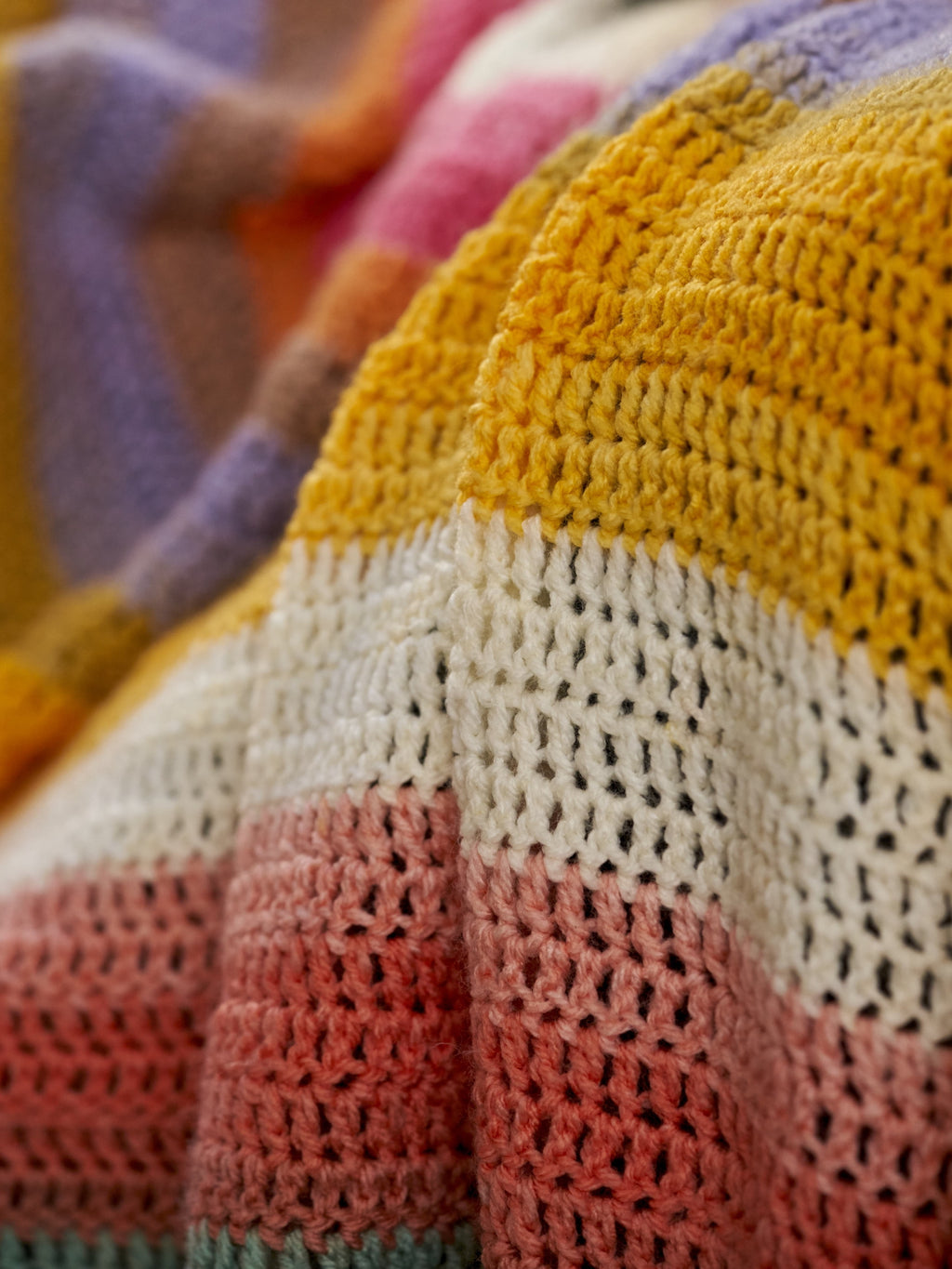 Lion Brand Yarn Mandala Groot Self-Striping Light Acrylic Multi-color Yarn
