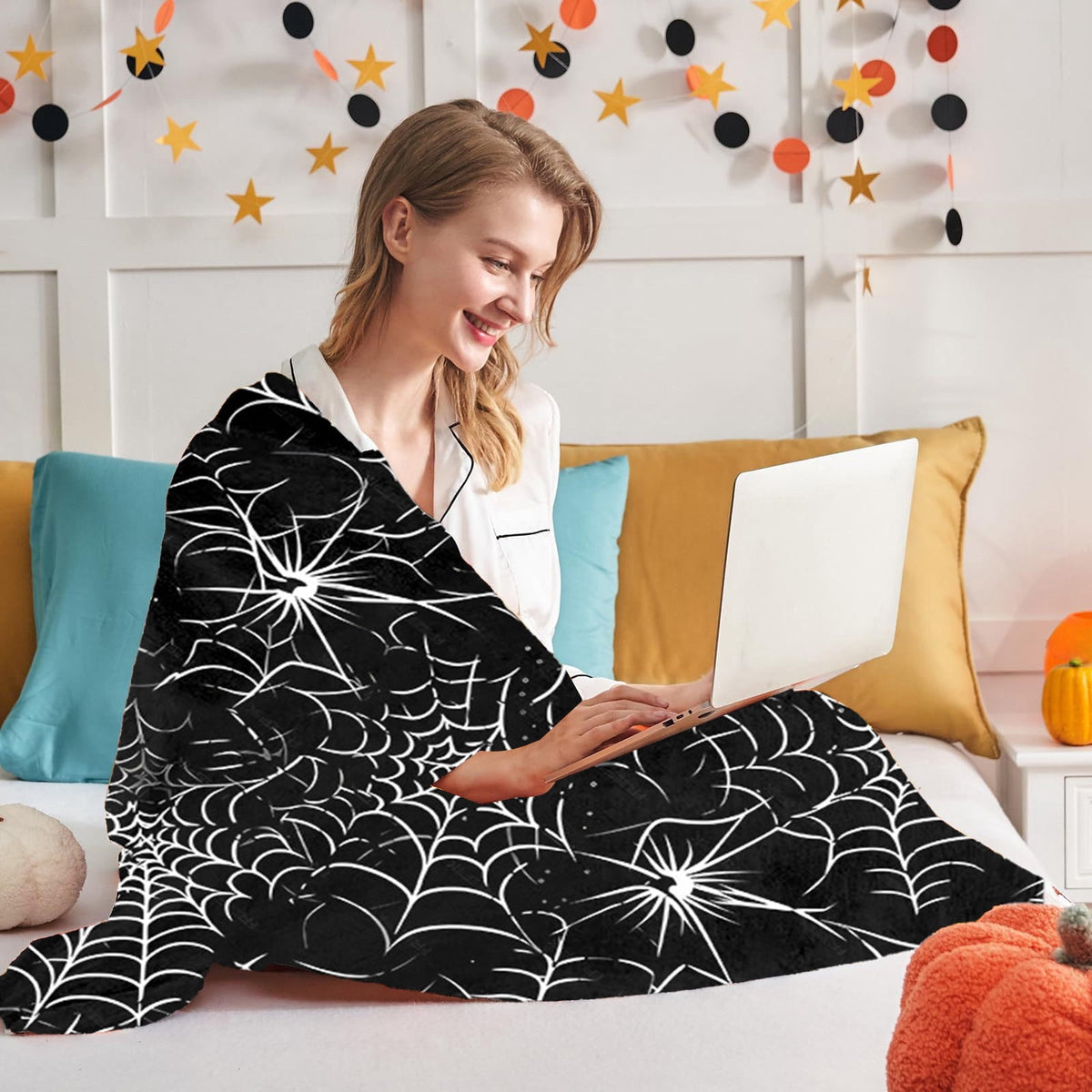 Pink Halloween Throw Blanket for Couch Fleece Halloween Decorations Throw Blankets Lightweight Soft Plush Big Throws and Blankets with Funny Ghost,30x40in