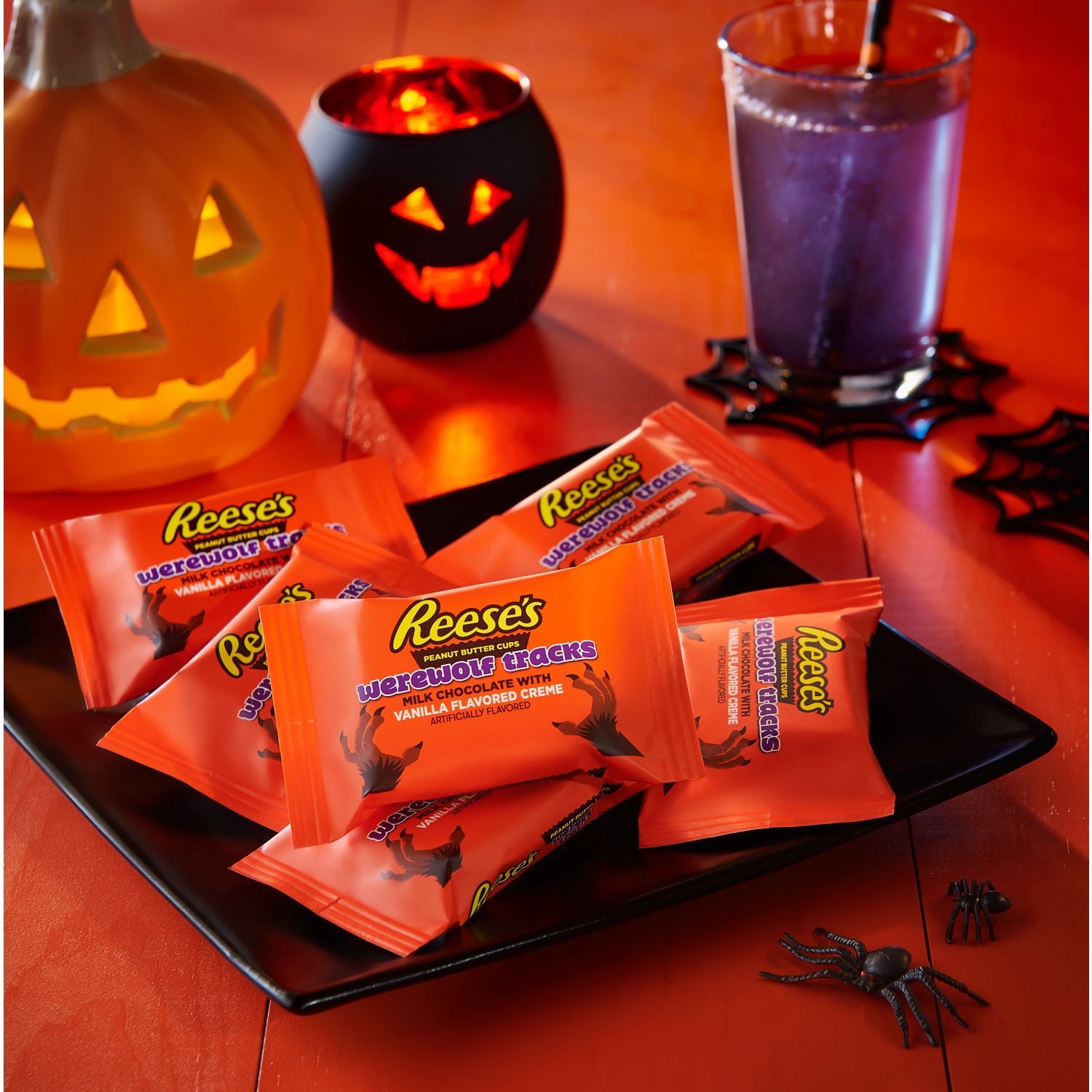 REESE'S Milk Chocolate and Vanilla Flavored Creme Snack Size Peanut Butter Cups, Halloween Candy Bag, 9.35 oz